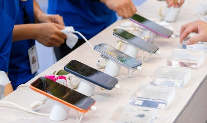 बिक्री के पहले दिन सिस्टम पर iPhone 17 सीरीज़ प्रदर्शित। फोटो: तुआन हंग