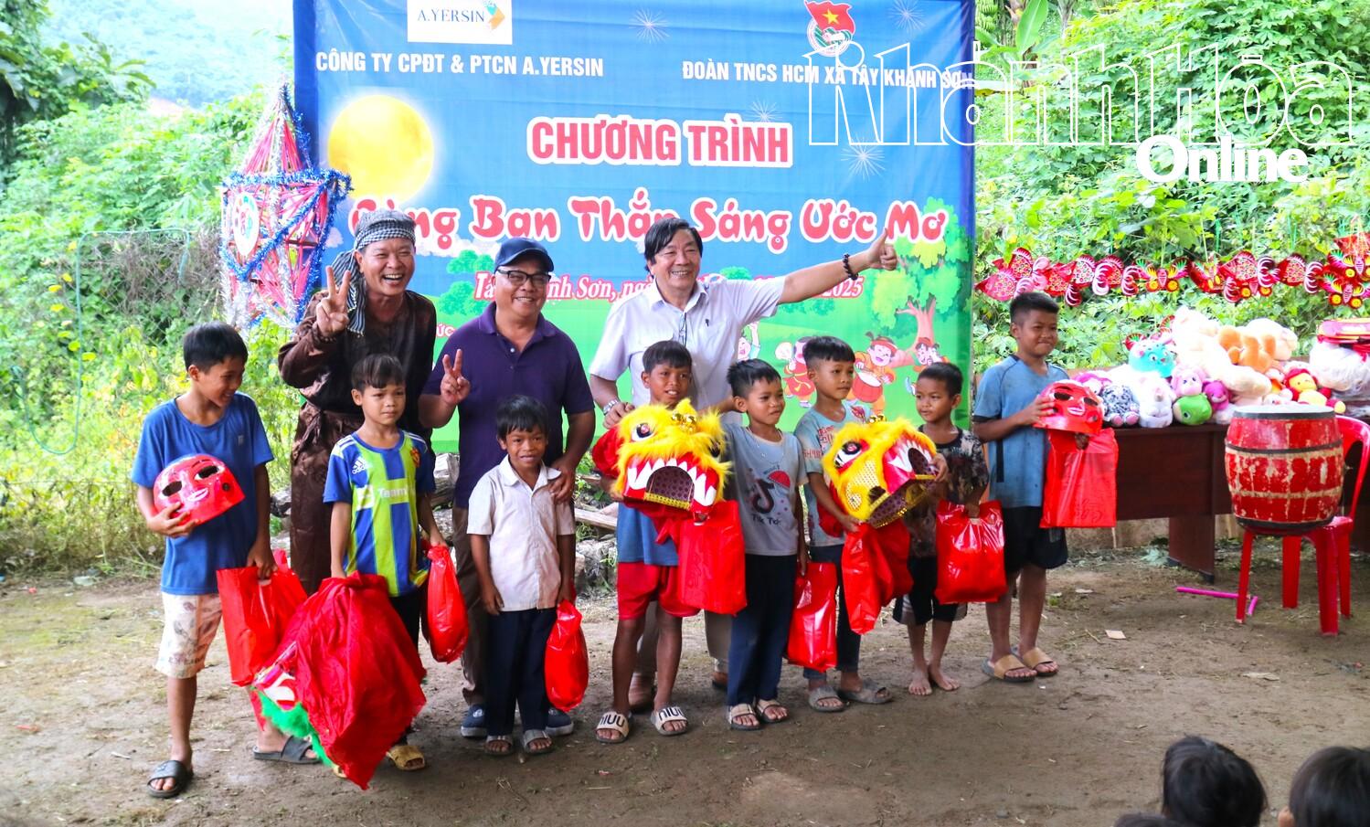 Trao quà trung thu cho các thiếu nhi.