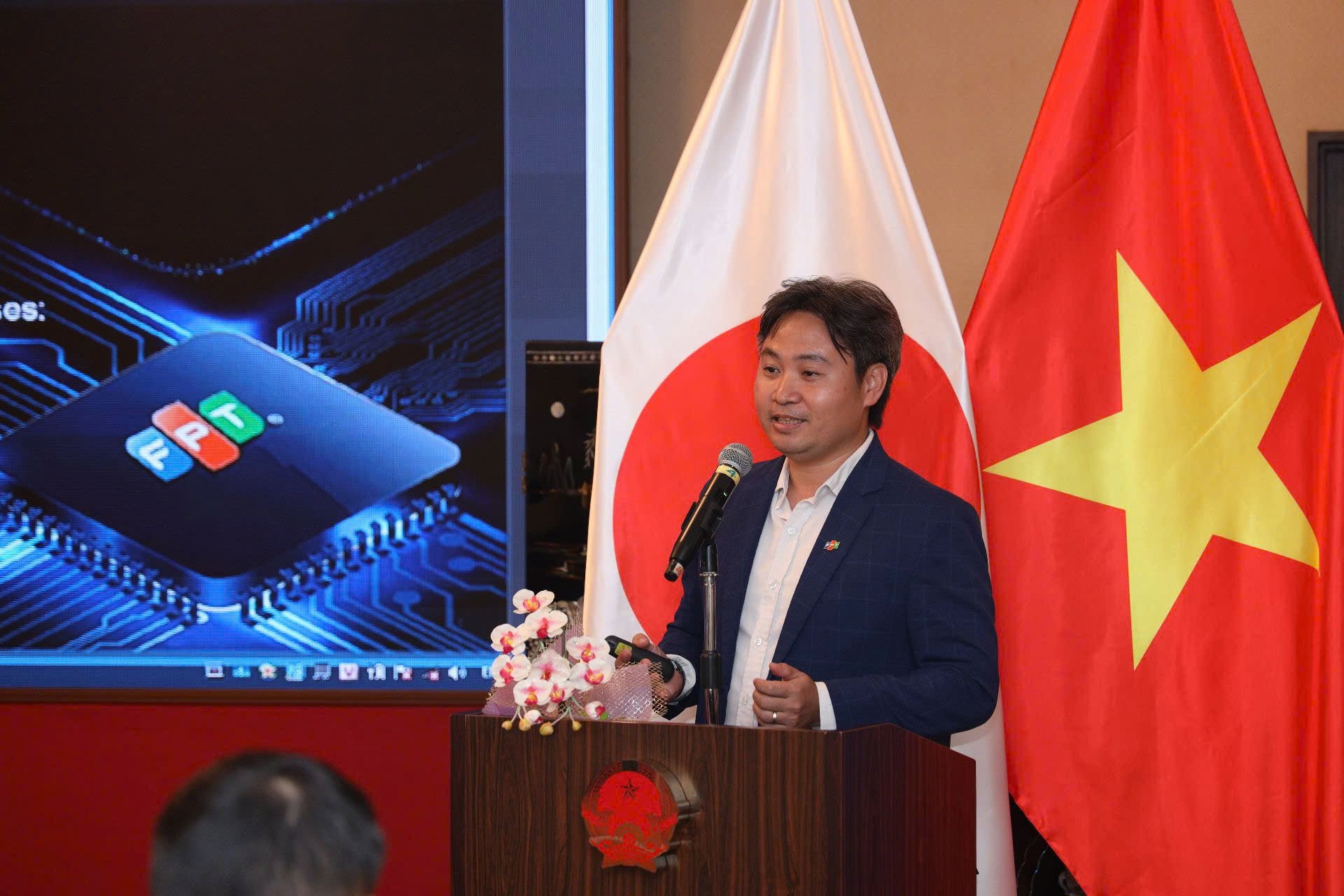 រូបថតទី១ - លោក Nguyen Vinh Quang, FPT បង្ហាញ AI Chip ideas.jpg