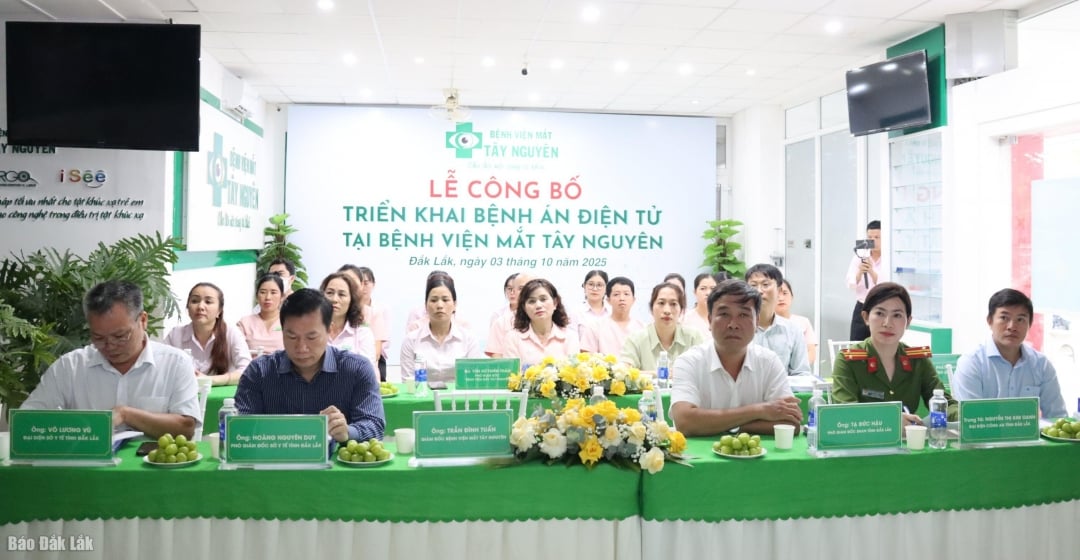 Đại biểu tham dự tại buổi lễ.