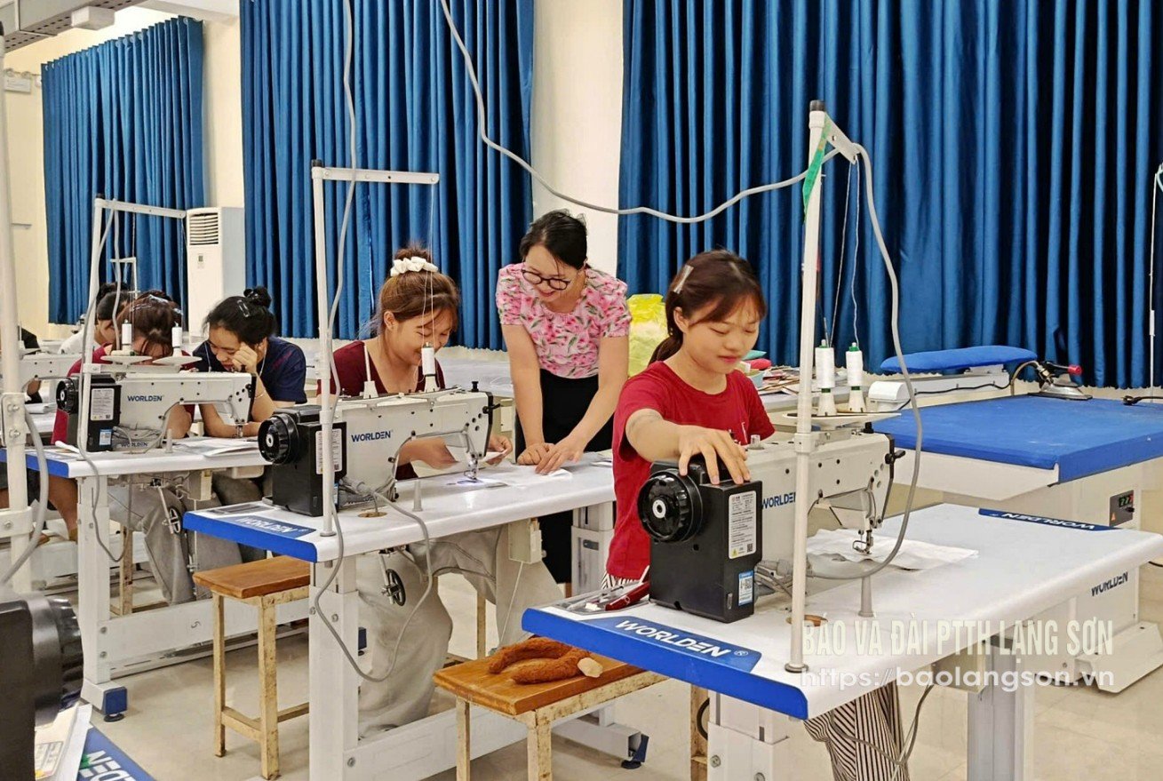 ランソンカレッジの学生たちは縫製技術を学び、実践している