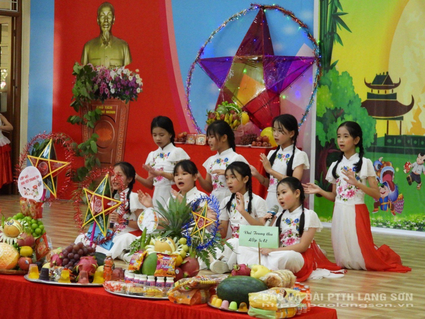 Students of Van Quan 1 Primary School perform art to celebrate the Mid-Autumn Festival