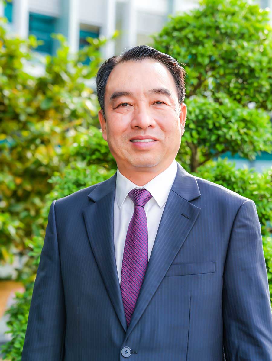 Comrade Lu Quang Ngoi - Deputy Secretary of the Provincial Party Committee, Chairman of the Provincial People's Committee.