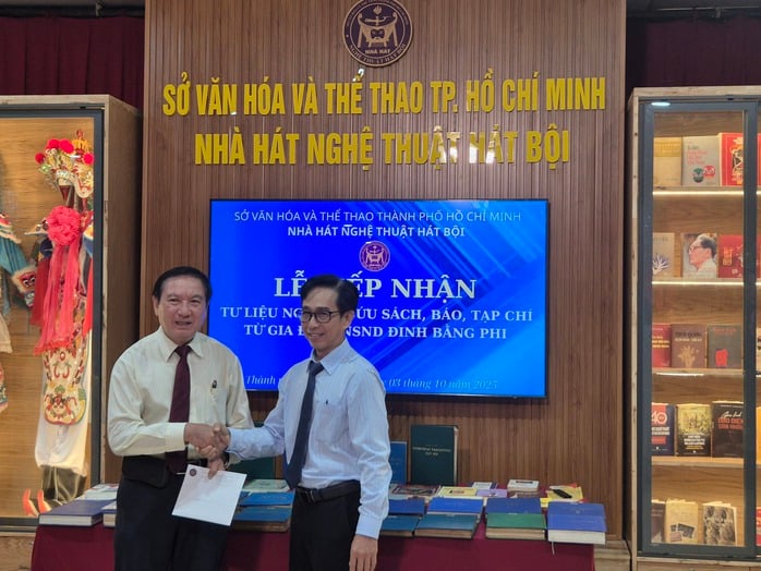 Gia đình trao tư liệu quý của NSND Đinh Bằng Phi dịp Giỗ Tổ- Ảnh 7.