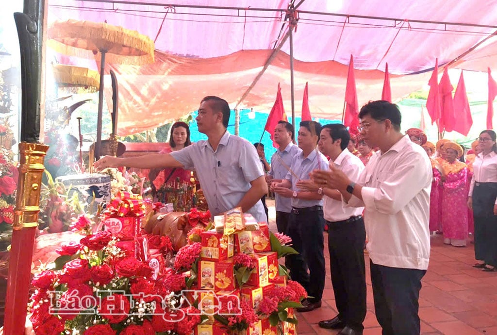 Các đồng chí lãnh đạo xã dâng hương tại lễ hội đình Rèm.