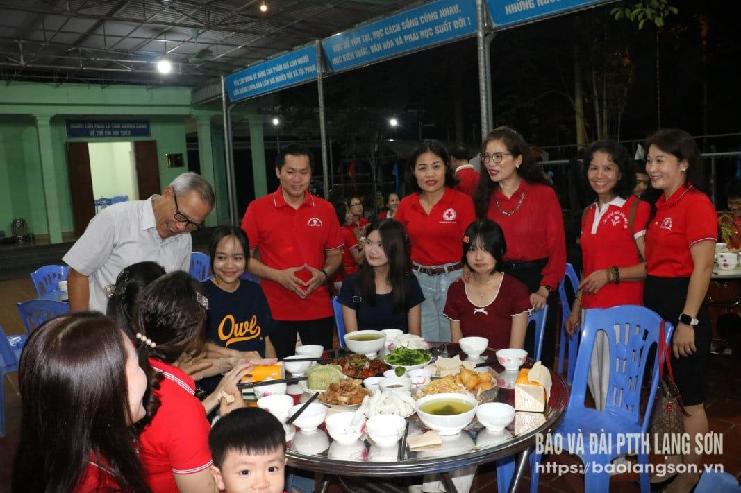 Loc Binh Hope Center의 대표단과 어린이들이 참석했습니다.