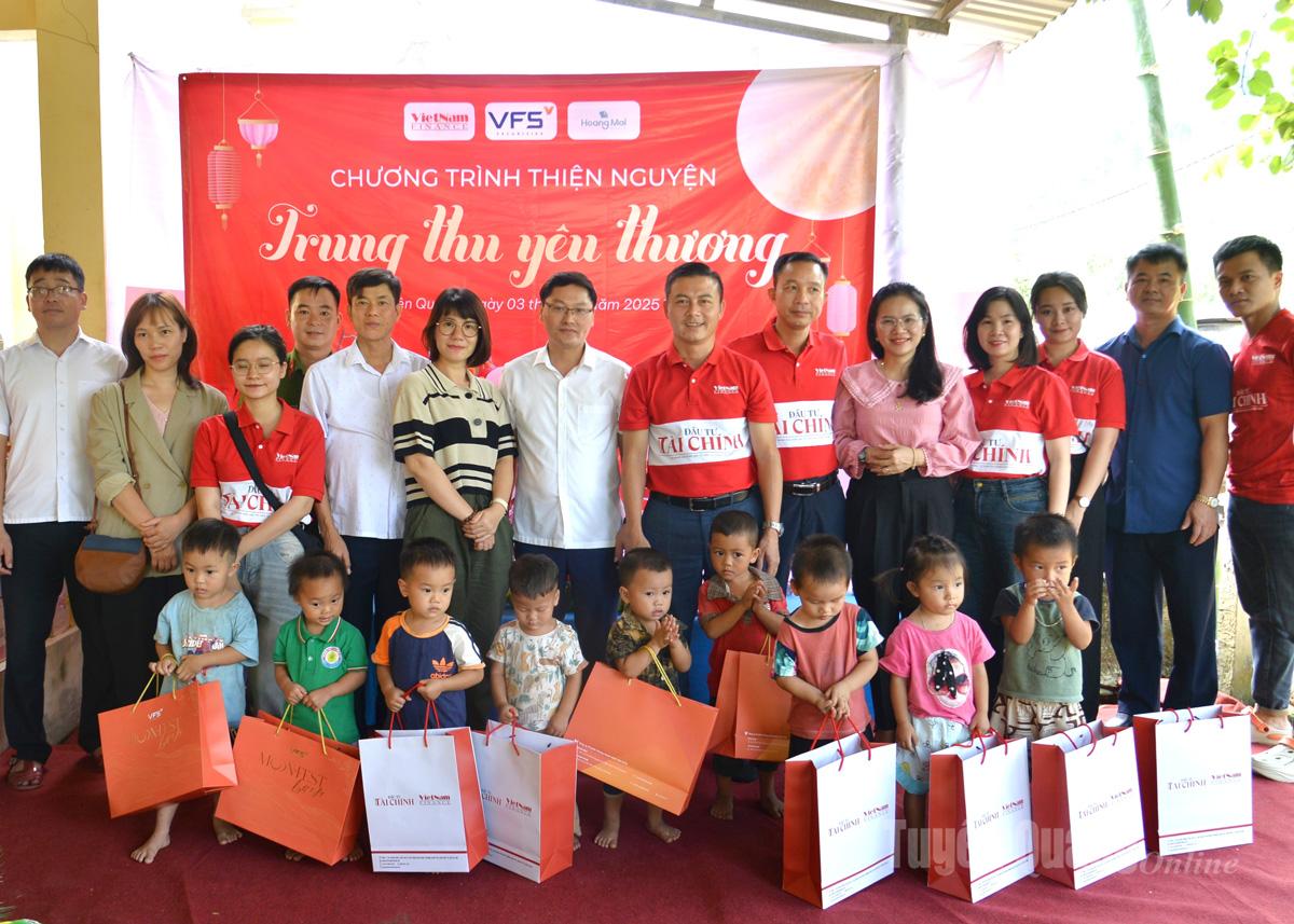 Delegates gave gifts to children at Hung Loi Kindergarten.