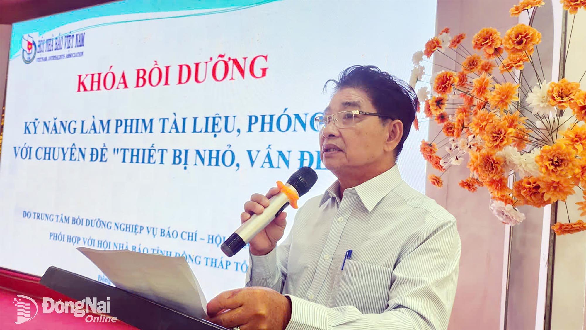 អ្នកកាសែត Van Cong Hung ប្រធានសមាគមអ្នកកាសែតខេត្ត Dong Thap បានបើកវគ្គនេះ។ រូបថត៖ វៀត គឿង