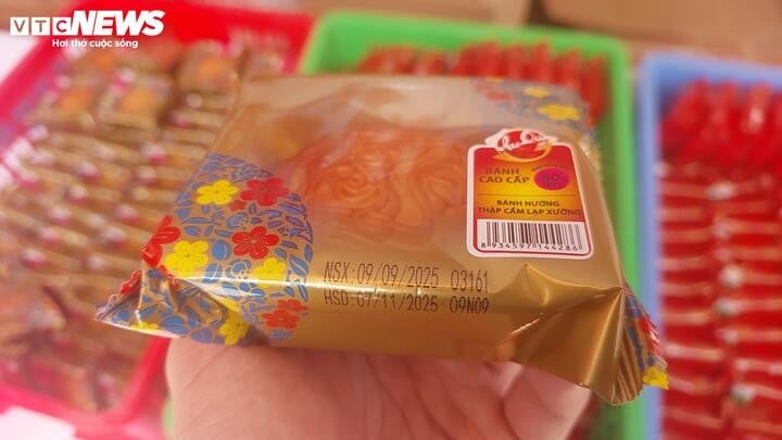 នំព្រះខែដាក់លក់ក្នុងតម្លៃ 100,000 ដុង / 3 ដុំ។