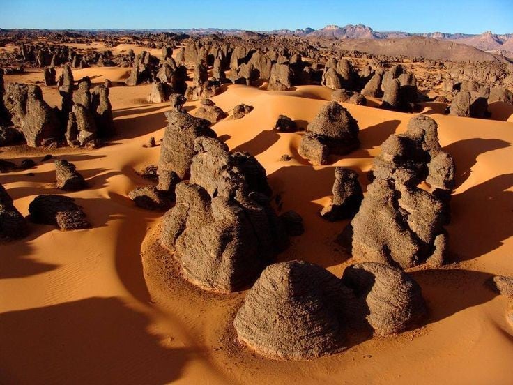 Vị trí địa lý đặc biệt. Tassili n’Ajjer nằm ở đông Nam Algeria, giáp biên giới Libya, Niger và Mali, là một cao nguyên đá sa thạch rộng lớn với diện tích hơn 70.000 km². Ảnh: Pinterest.