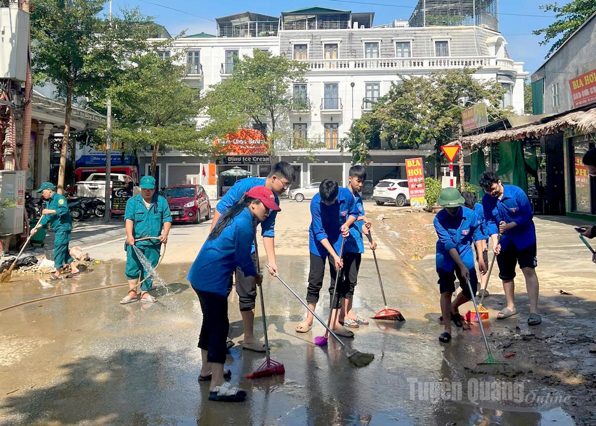 សមាជិក​សហជីព​យុវជន​វួដ Minh Xuan ចូលរួម​សម្អាត​បរិស្ថាន​បន្ទាប់​ពី​ទឹក​ជំនន់​ស្រក​ចុះ។