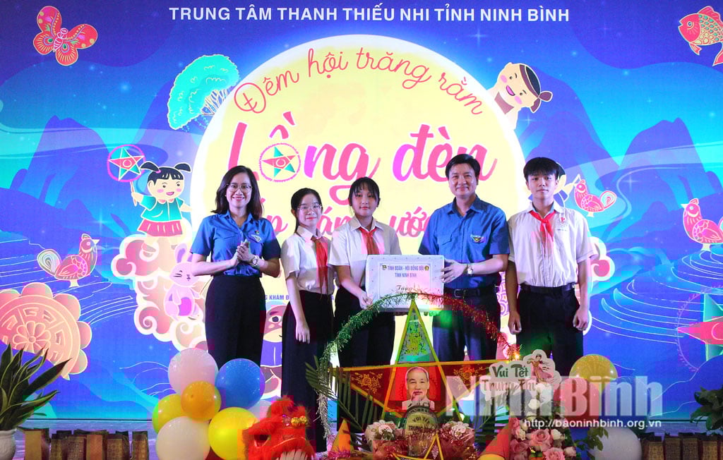 Provincial Youth Union leaders gave gifts to children.