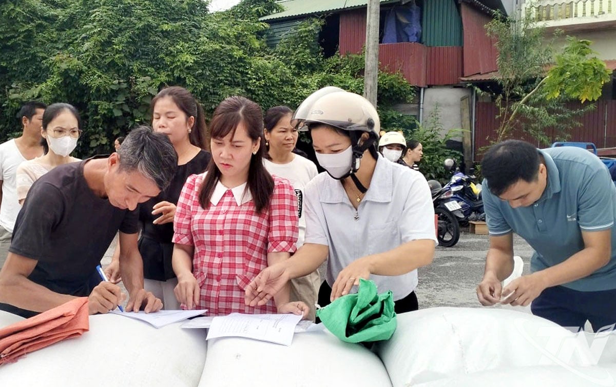 Teachers in Na Ri commune receive rice to support boarding students.