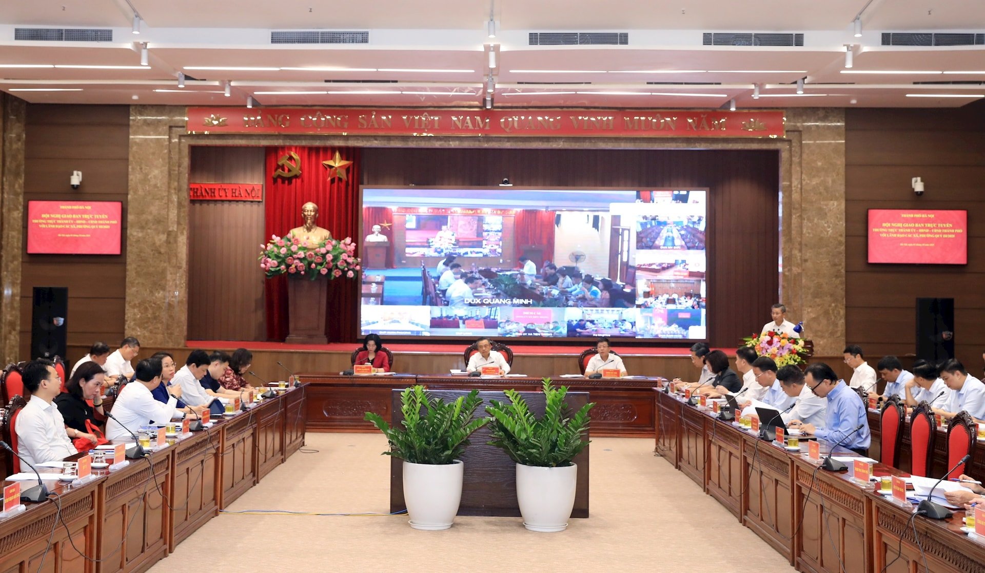 Quang cảnh hội nghị giao ban trực tuyến giữa Thường trực Thành ủy, HĐND, UBND thành phố Hà Nội với lãnh đạo 126 xã, phường diễn ra sáng 3-10 . Ảnh: Viết Thành