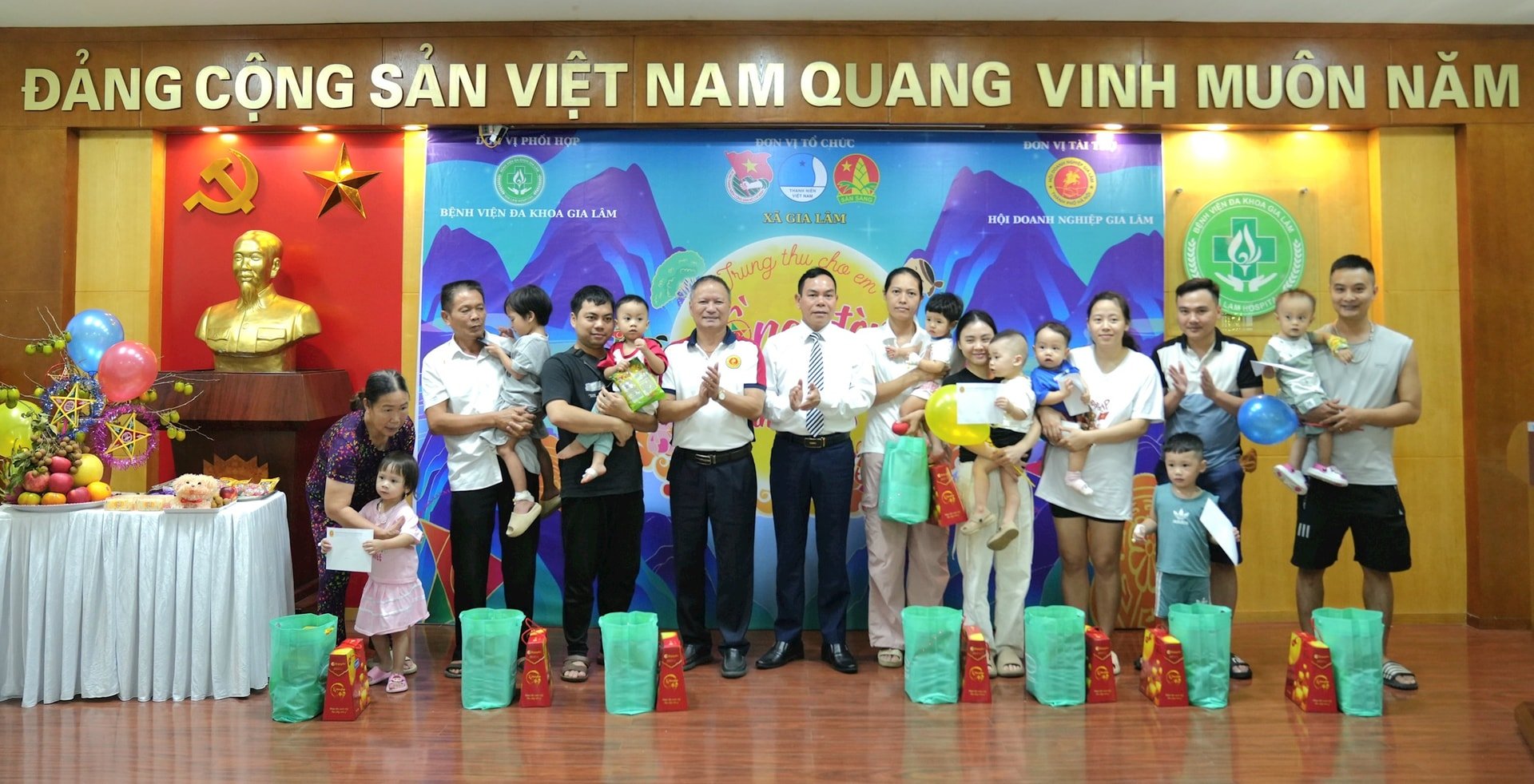 Giving gifts to children at Gia Lam General Hospital. Photo: Trung Nguyen