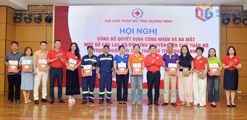 Lãnh đạo Hội Chữ thập đỏ tỉnh trao quyết định cho các câu lạc bộ và các đội tình nguyện viên trực thuộc Hội Chữ thập đỏ tỉnh.