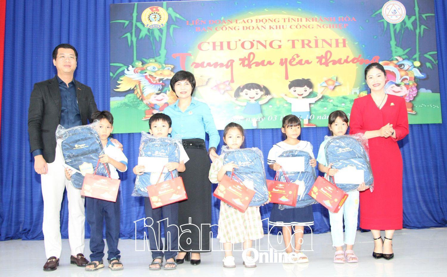 Leaders of the Industrial Park Trade Union and sponsors awarded scholarships to children of workers in difficult circumstances.