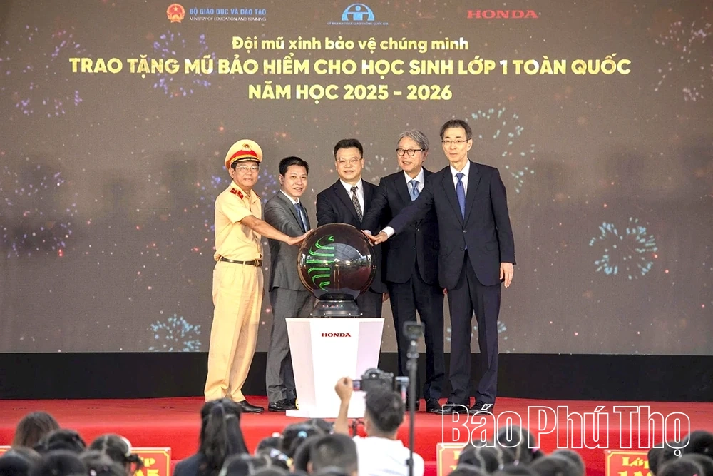 Honda Vietnam donates 1.8 million helmets to first graders nationwide for the 2025-2026 school year