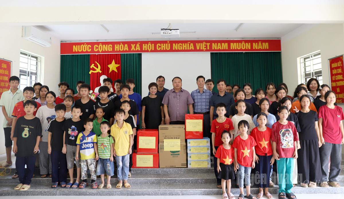 ប្រធាន​គណៈកម្មាធិការ​ប្រជាជន​ខេត្ត ជូន​អំណោយ​ដល់​អ្នក​ទទួលផល​នៅ​មជ្ឈមណ្ឌល​គាំពារ​សង្គម។