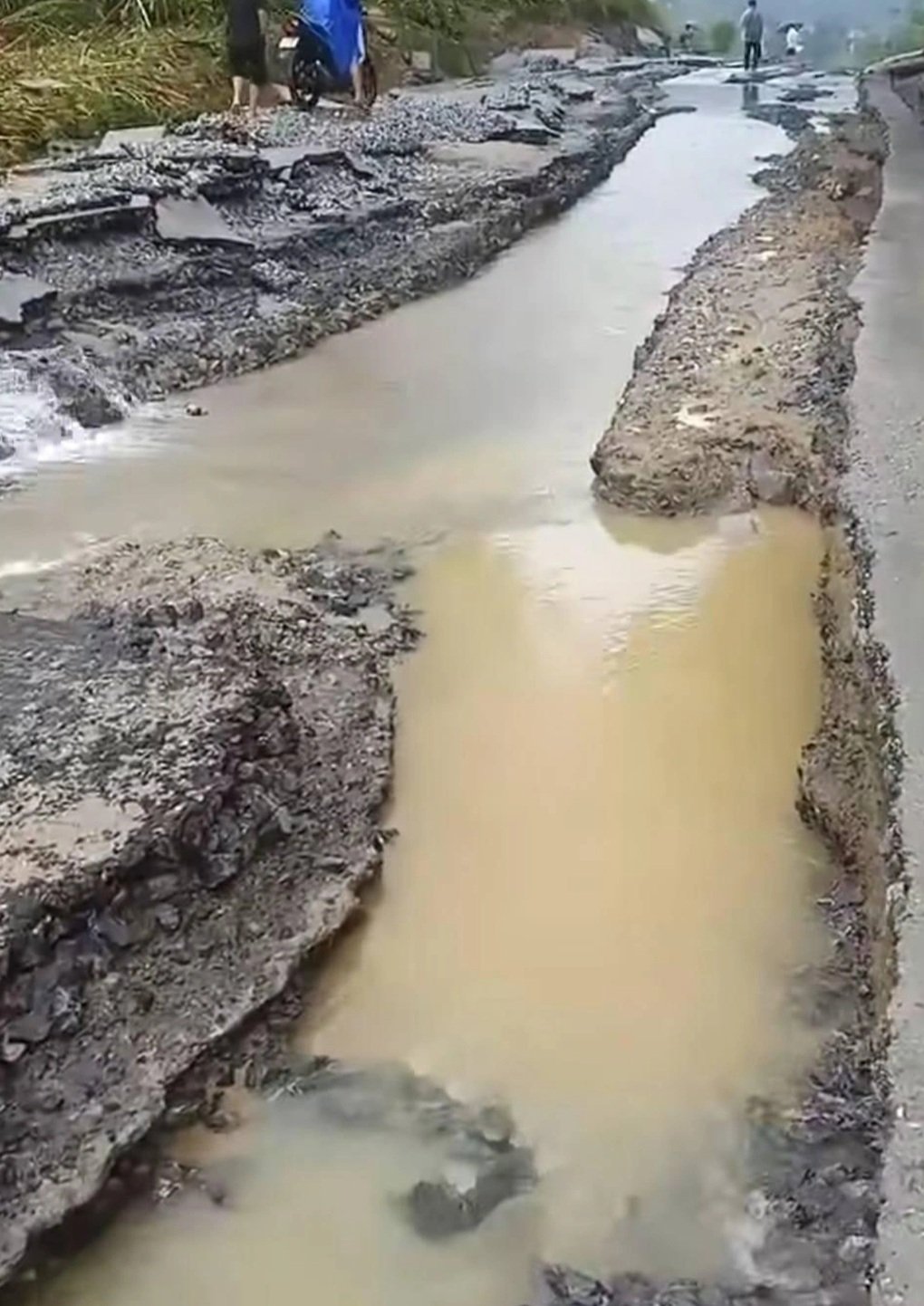 Bão số 11 tăng tốc, du khách cân nhắc khi đi Sa Pa, Mù Cang Chải, Mộc Châu - 3