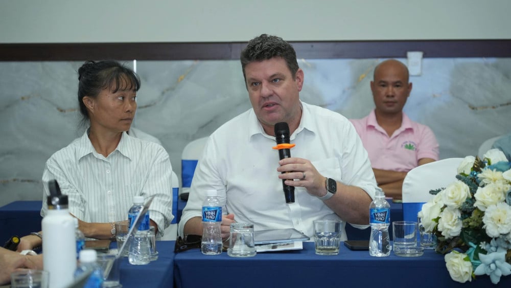 Ông Jonathan Newby - Giám đốc Chương trình sắn Quốc tế, Trung tâm Nông nghiệp Nhiệt đới Quốc tế (CIAT) nêu các giải pháp phát triển giống sắn kháng bệnh, năng suất cao cho Việt Nam và Đông Nam Á.