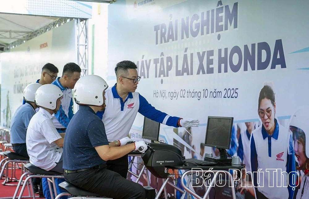 Honda Vietnam donates 1.8 million helmets to first graders nationwide for the 2025-2026 school year