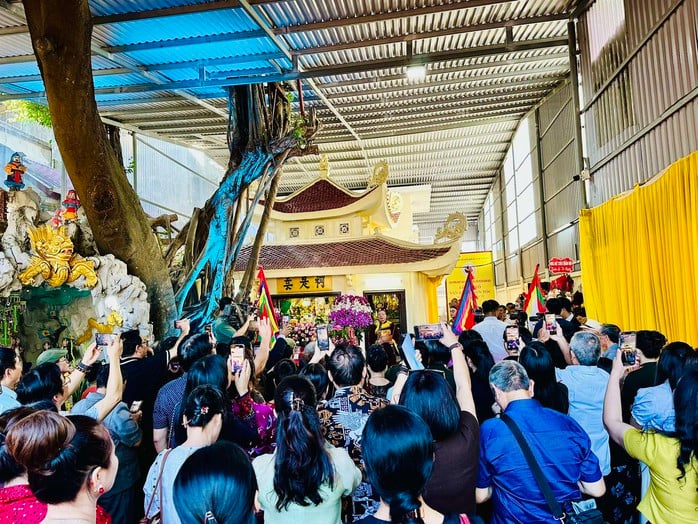 Thu Hà, Minh Vượng và đông nghệ sĩ lễ dâng hương Đền Vân Thị – Ninh Bình  - Ảnh 5.