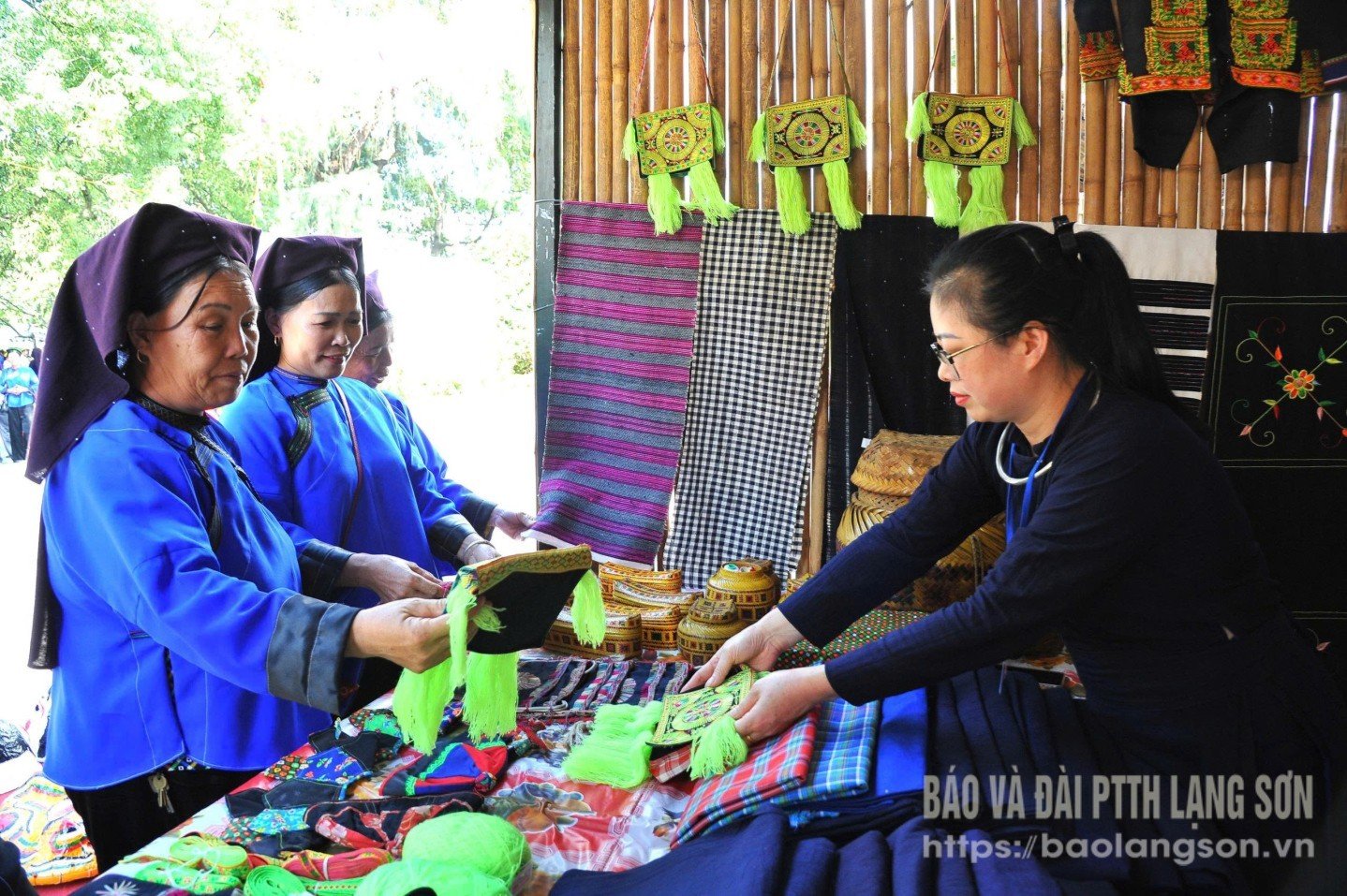 ប្រជាពលរដ្ឋ​ចូល​ទស្សនា​ស្តង់​តាំង​បង្ហាញ​ផលិតផល​ប្រពៃណី​នៅ​សារមន្ទីរ​ខេត្ត។