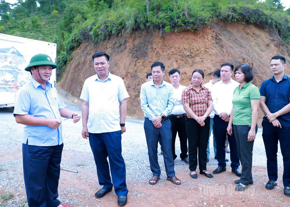 Provincial Party Secretary Hau A Lenh discussed contents related to adjusting the construction planning of Dong Van commune center right on the field.
