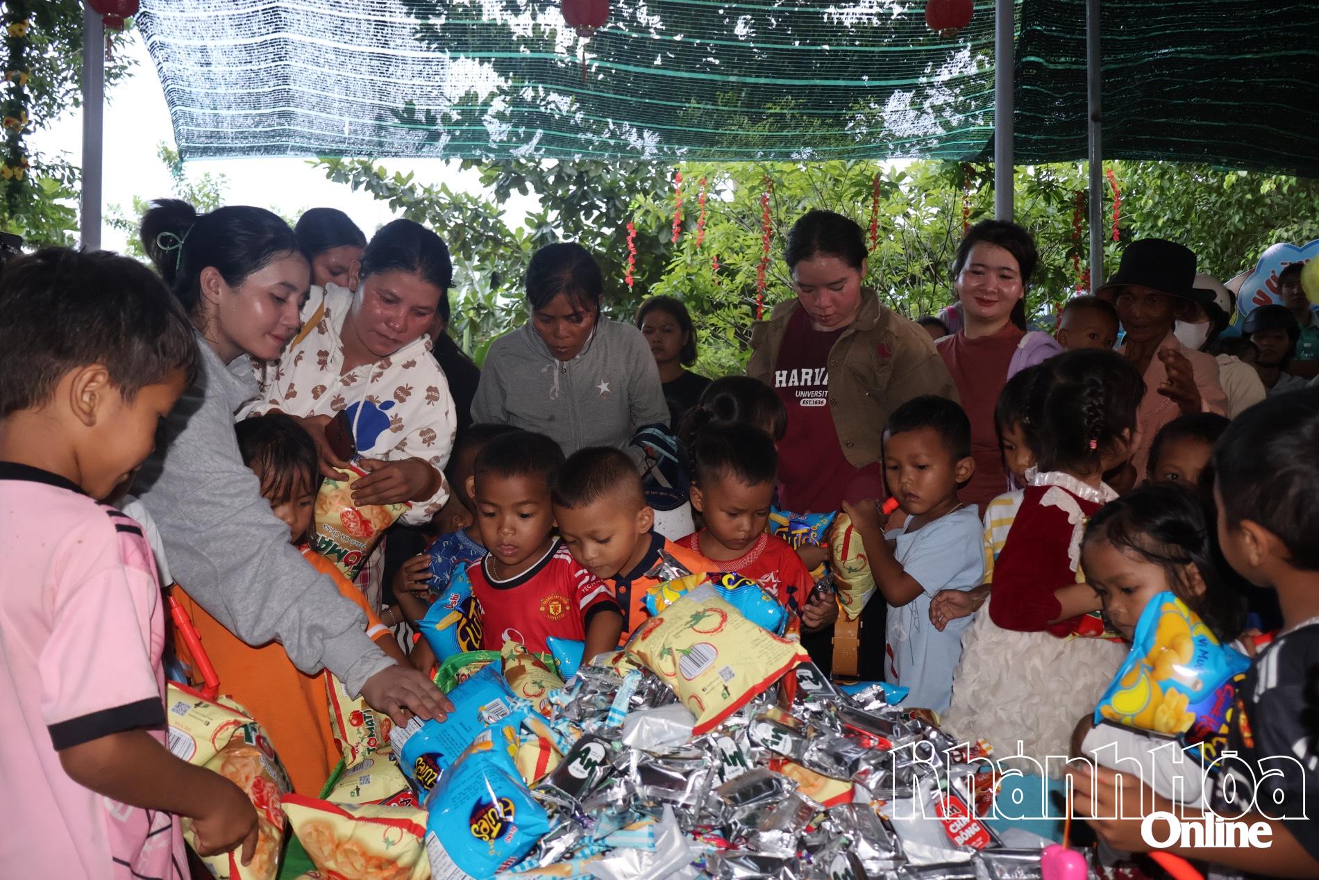 Children in Tay Khanh Vinh commune receive Mid-Autumn gifts.
