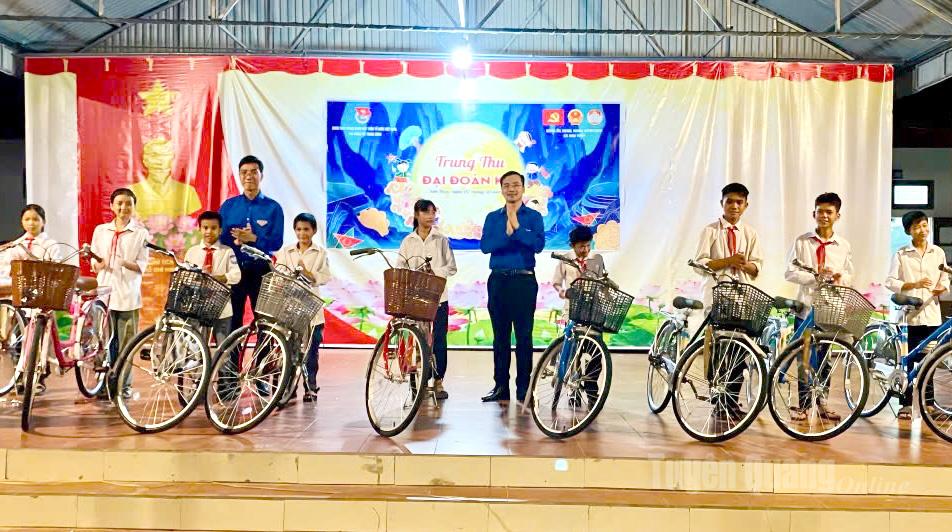 Đại biểu trao tặng xe đạp cho học sinh có hoàn cảnh khó khăn xã Sơn Thuỷ.