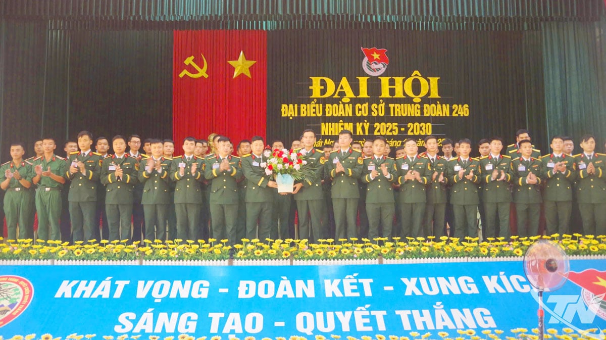 Lãnh đạo Trung đoàn 246 tặng hoa chúc mừng Đại hội.