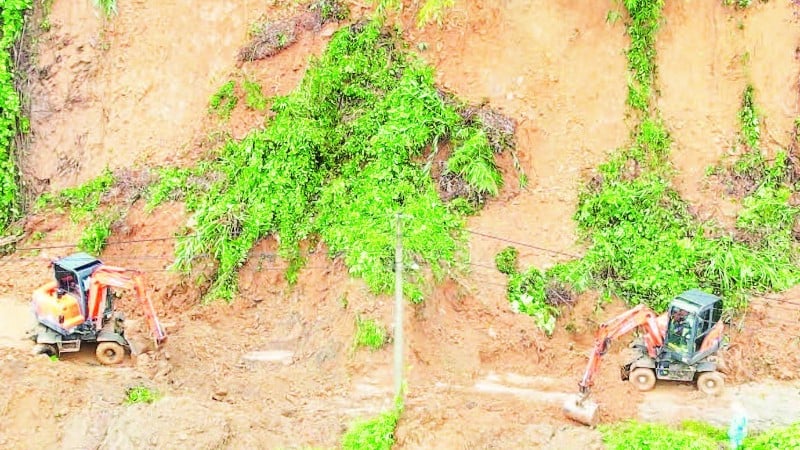Khắc phục một vị trí sạt lở ta-luy dương trên Tỉnh lộ 259.