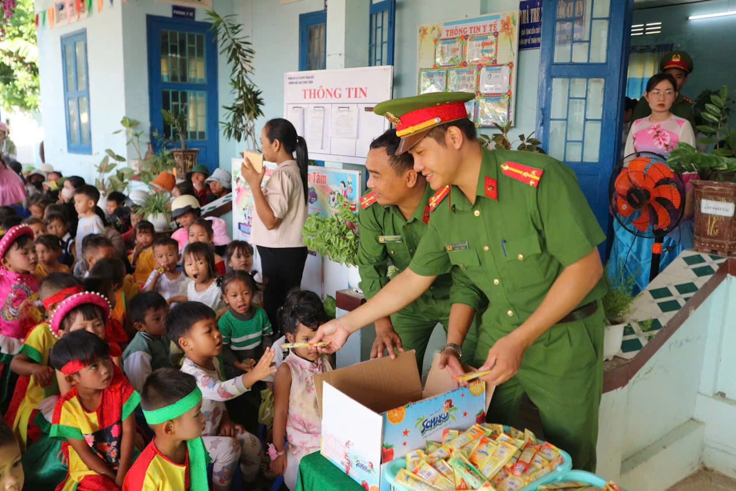 Petugas polisi dan tentara dari komune Cong Hai memberikan hadiah kepada anak-anak di TK Phuoc Chien (komune Cong Hai).