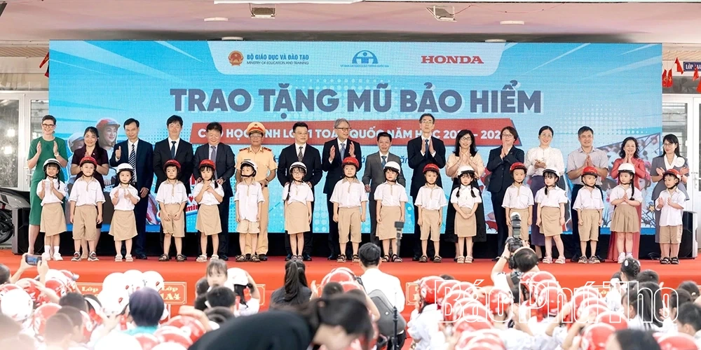 Honda Vietnam donates 1.8 million helmets to first graders nationwide for the 2025-2026 school year