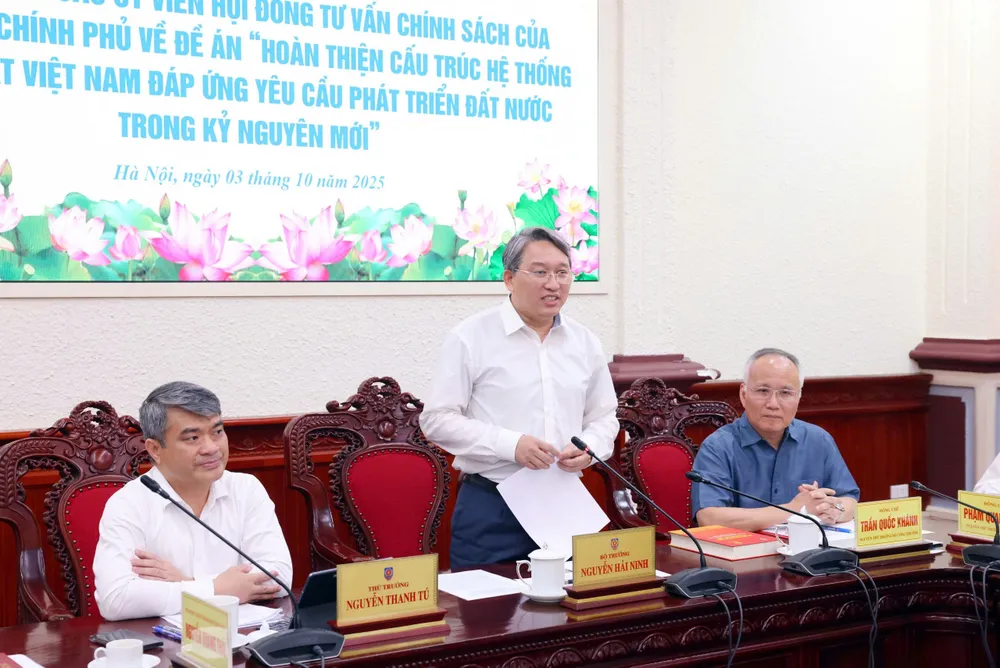 Na schůzi hovoří ministr spravedlnosti Nguyen Hai Ninh