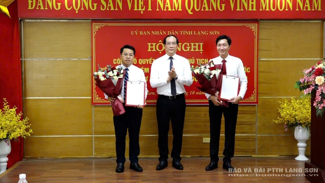 The Standing Vice Chairman of the Provincial People's Committee presented the decision to two comrades appointed as Director and Deputy Director of the Provincial Construction Investment Project Management Board.