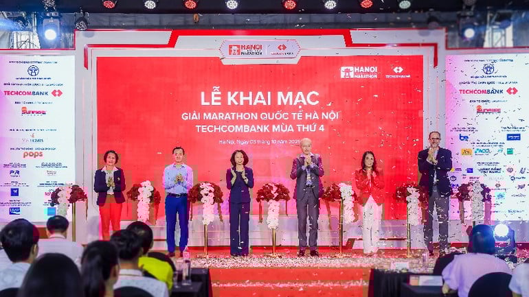 2-10-hinh-anh-hop-bao-va-khai-mac-4-5355.jpg