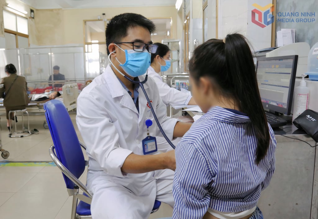 គ្រូពេទ្យ​នៅ​មន្ទីរពេទ្យ​បង្អែក​ខេត្ត​ពិនិត្យ​កុមារី​ម្នាក់​នៅ​ពេល​ឆាប់​ពេញវ័យ។ រូបថត៖ Ha Trang (អ្នករួមចំណែក)។