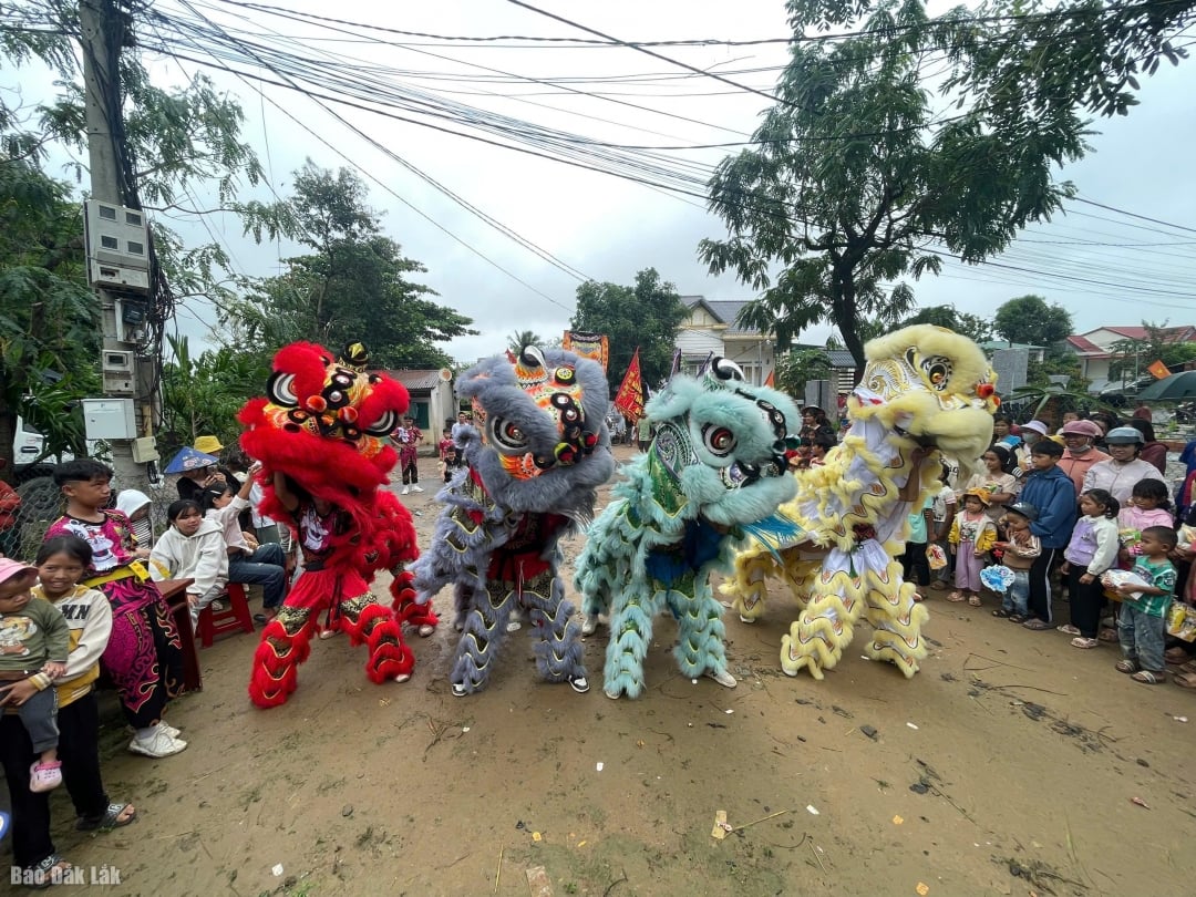 Trung cấp Lý luận chính trị A55C cũng đã mang chương trình “Trung thu yêu thương – Thắp sáng nụ cười trẻ thơ vùng đồng bào dân tộc thiểu số” đến buôn Krông