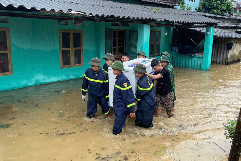 Tuyệt đối không để học sinh vùng ảnh hưởng bão lũ bị thiếu trường, người dân không có chỗ ở, thiếu ăn- Ảnh 1.