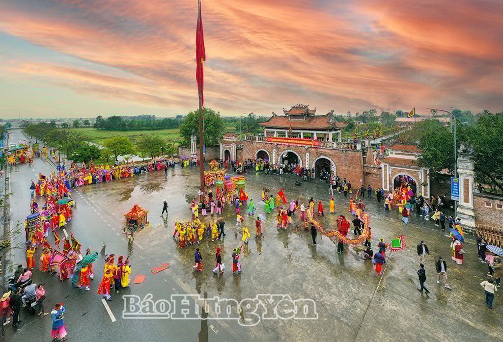 ពិធីបុណ្យអុំទូក បណ្តែតប្រទីប និងសំពះព្រះខែ នៅពិធីបុណ្យព្រះវិហារ Tran ឃុំ Long Hung។