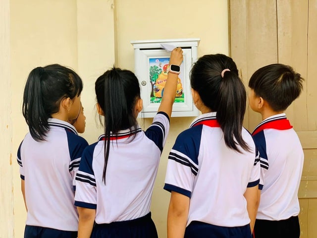 Vừa là ông bà, vừa kiêm cha mẹ ở những làng quê - Ảnh 1.