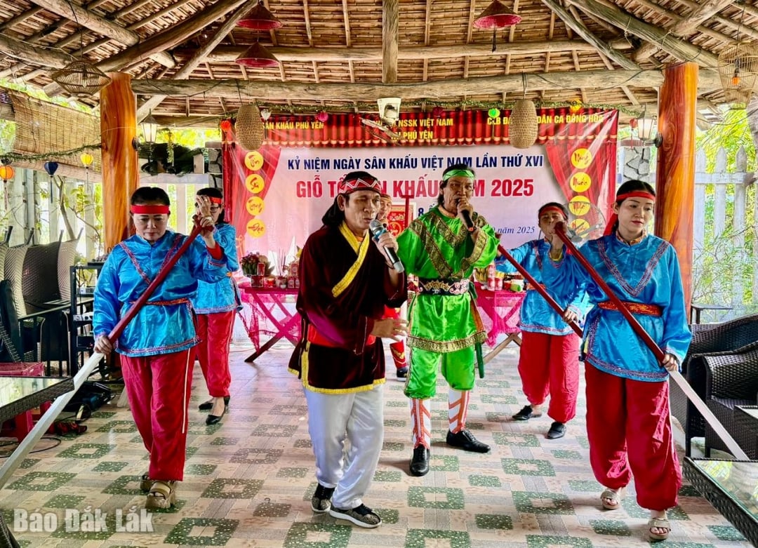ក្រុមសិល្បករសម្តែងការសំដែង Ho Ba Trao ។