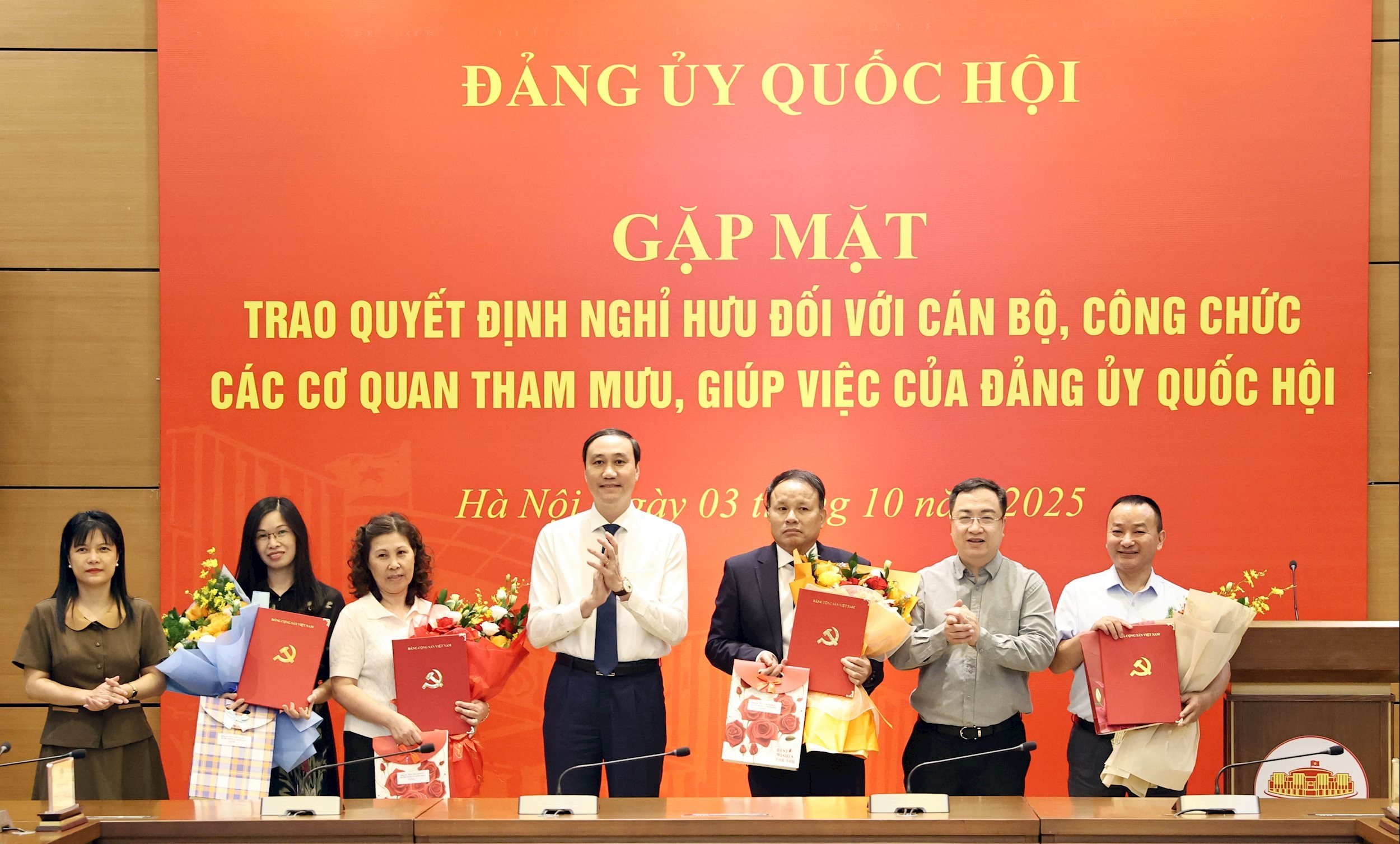 Secretarul adjunct al Comitetului Partidului Adunării Naționale, Phung Khanh Tai, și Dang Xuan Phuong au înmânat decizii de pensionare și flori pentru a felicita cei 4 camarazi.