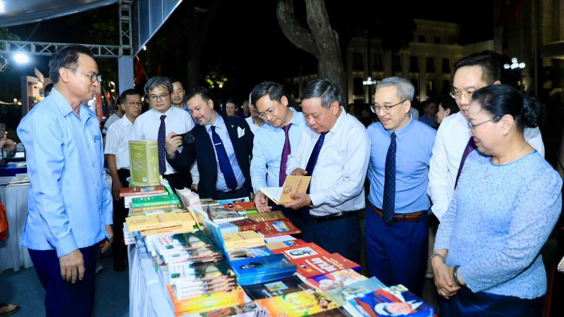 Delegates visited the booth introducing publications at the Book Fair.