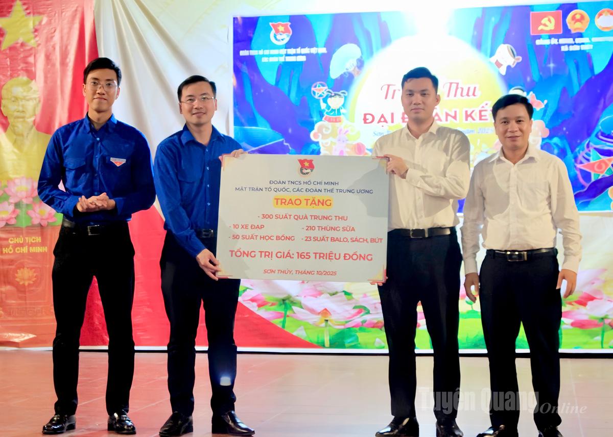 Đoàn Thanh niên MTTQ, các đoàn thể Trung ương trao tặng biển tượng trưng tổng giá trị phần quà cho học sinh xã Sơn Thuỷ.