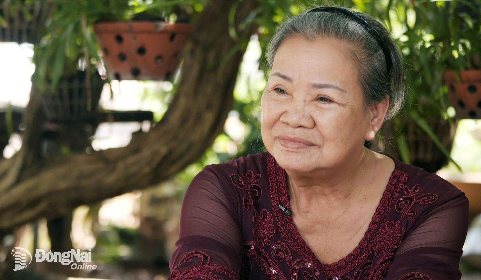 អតីតយុទ្ធជន Do Thi Thuan ភូមិ Trung Nghia ឃុំ Xuan Loc គឺជាតួអង្គពិសេសនៃកម្មវិធី ជាមួយនឹងការចងចាំវីរភាពទាក់ទងនឹងភ្នំ Chua Chan។ រូបថត៖ Dinh Dung
