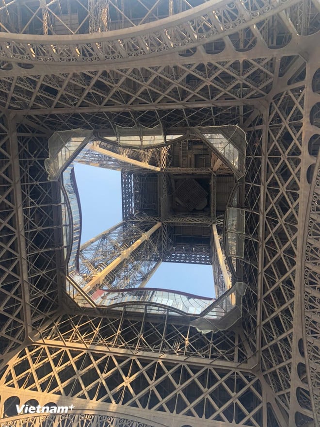 vnp-0310-thap-eiffel-4.jpg