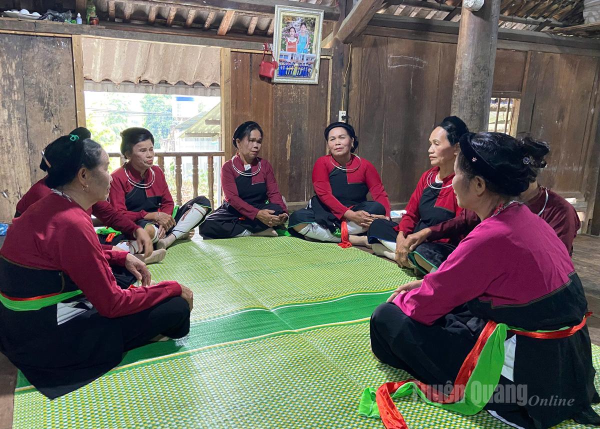 កិច្ចប្រជុំសមាជិកក្លឹបអភិរក្សវប្បធម៌ជនជាតិ Cao Lan នៅវួដ Binh Thuan។